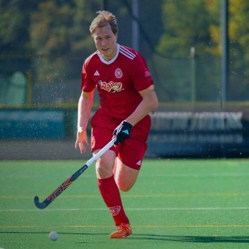 Ole Frerichs laufend mit Ball auf Kunstrasen