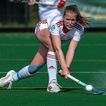 Lena Frerichs auf dem Kunstrasenplatz des Bremer Hockeyclubs