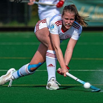 Lena Frerichs auf dem Kunstrasenplatz des Bremer Hockeyclubs